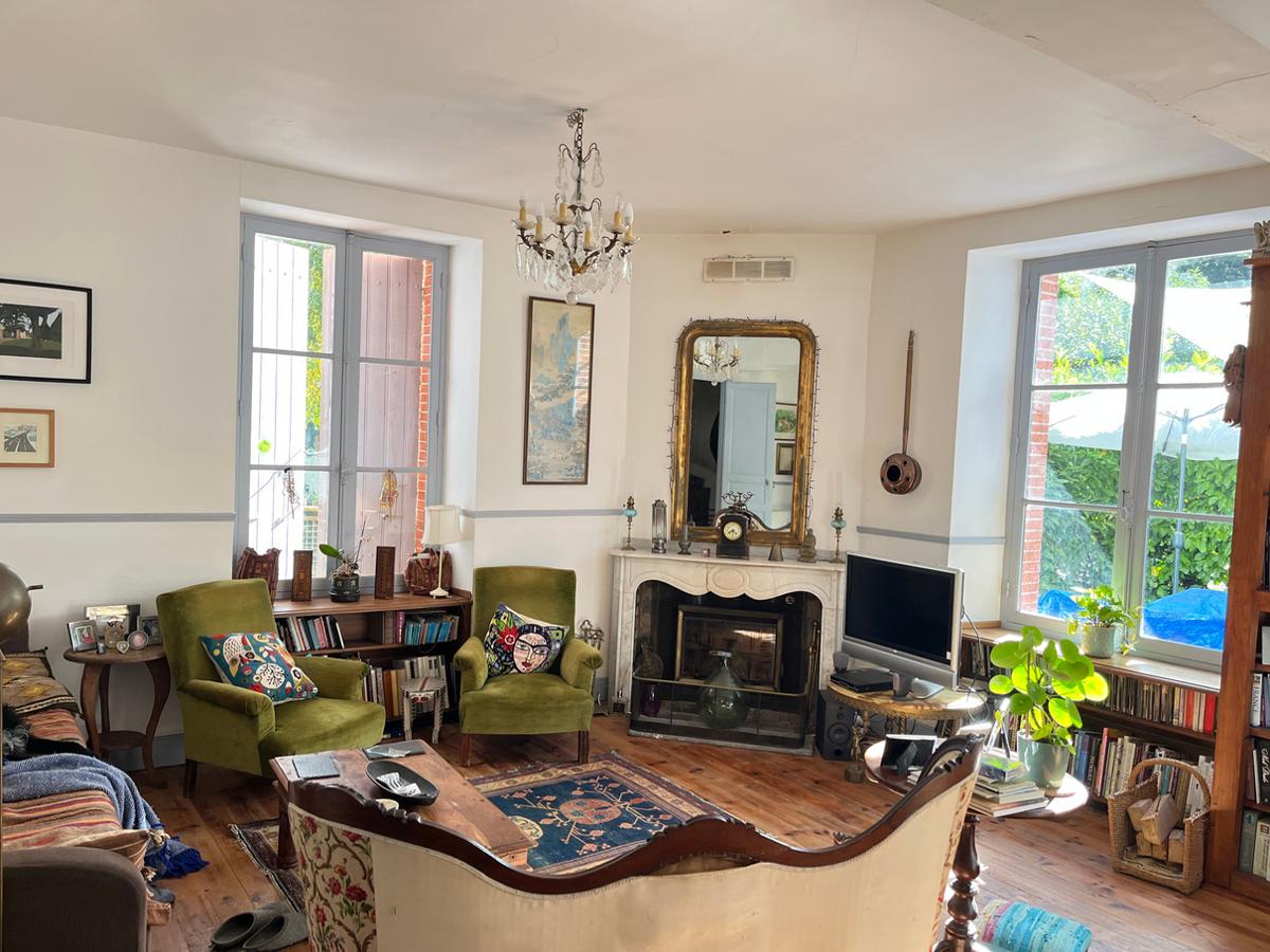 Comfortable armchairs and books in Viveka’s sitting room